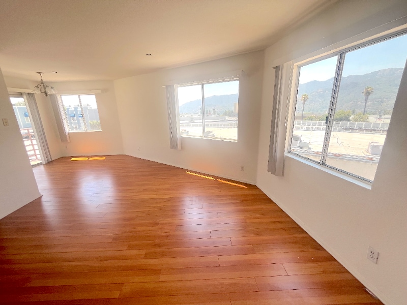 3119 Foothill Blvd in Montrose, CA - Building Photo