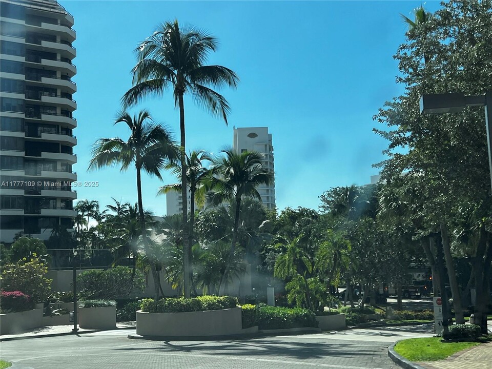 540 Brickell Key Dr in Miami, FL - Building Photo