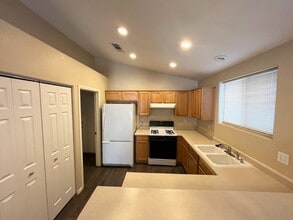 4241 Ivory Nut St in Las Vegas, NV - Building Photo - Building Photo