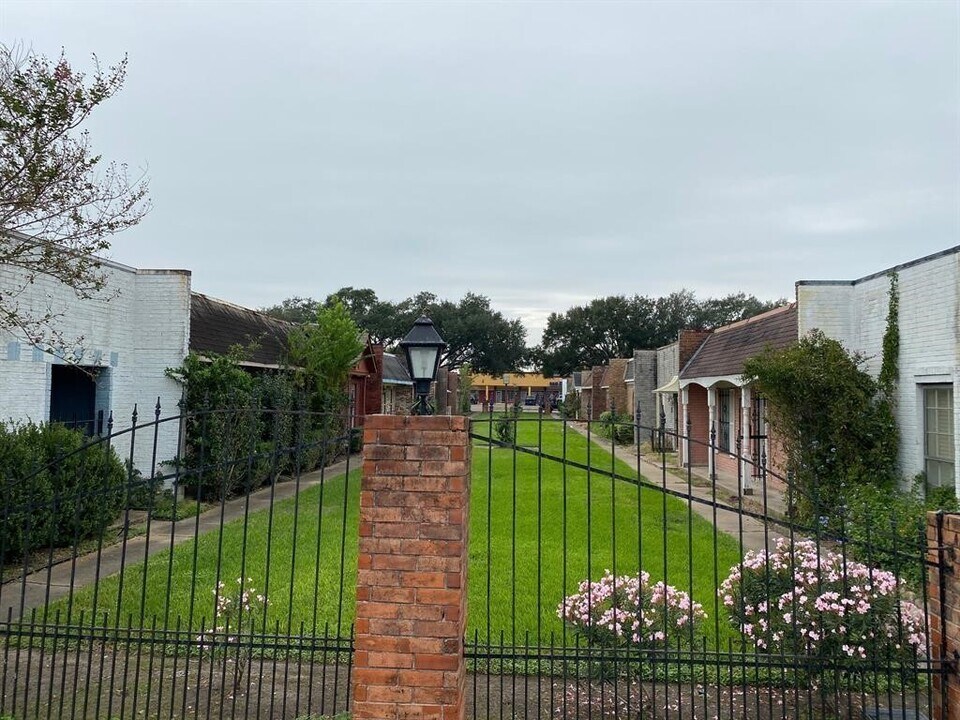 9537 Braeburn Glen Blvd in Houston, TX - Building Photo