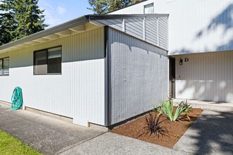 Coast Pines in Vancouver, WA - Building Photo - Building Photo