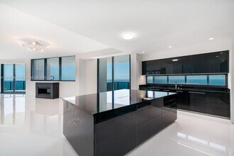 18555 Collins Ave, Unit 2801 in Sunny Isles Beach, FL - Building Photo - Building Photo
