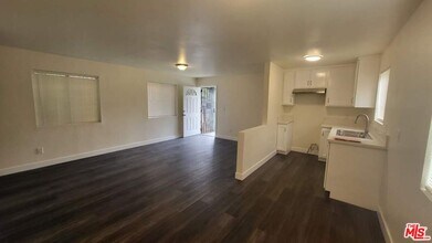 10376 Wilmington Ave in Los Angeles, CA - Building Photo - Building Photo