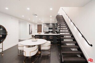 724 Croft Ave in Los Angeles, CA - Building Photo