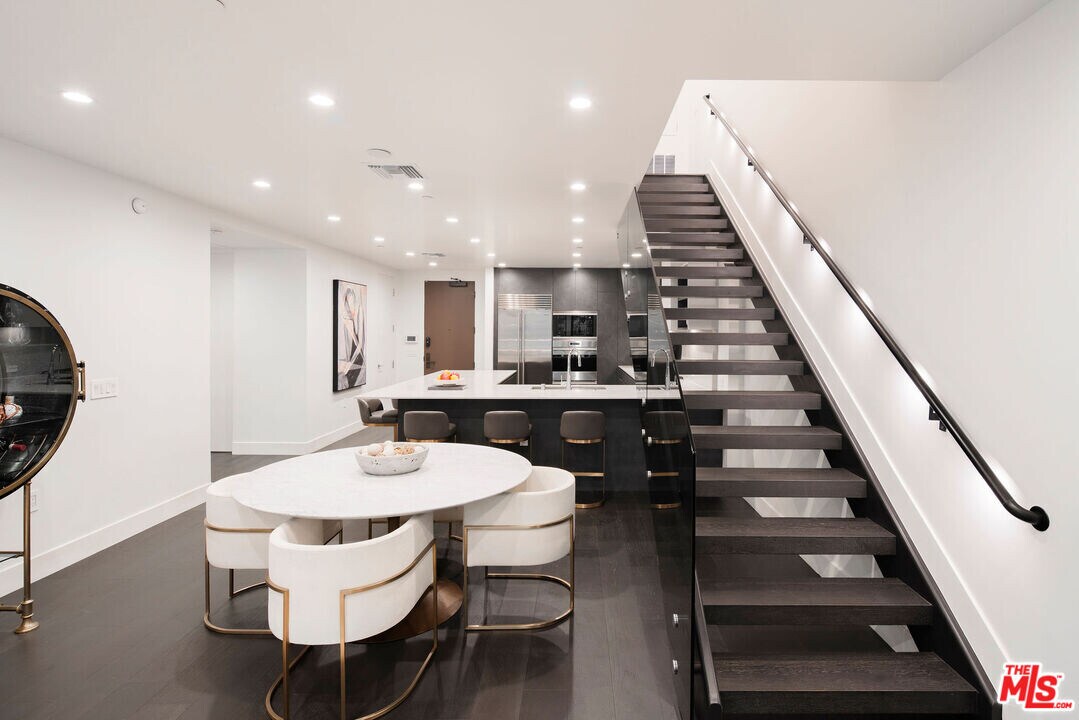 724 Croft Ave in Los Angeles, CA - Building Photo