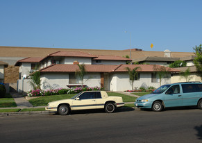402 W Fairway Dr in Orange, CA - Building Photo