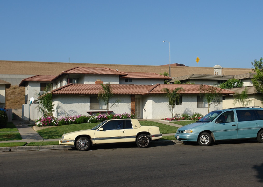 402 W Fairway Dr in Orange, CA - Building Photo