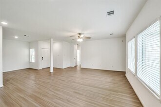 11615 Moltere Dr in Houston, TX - Foto de edificio - Building Photo