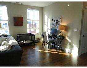 380 W Broadway, Unit 401 in Boston, MA - Building Photo - Building Photo