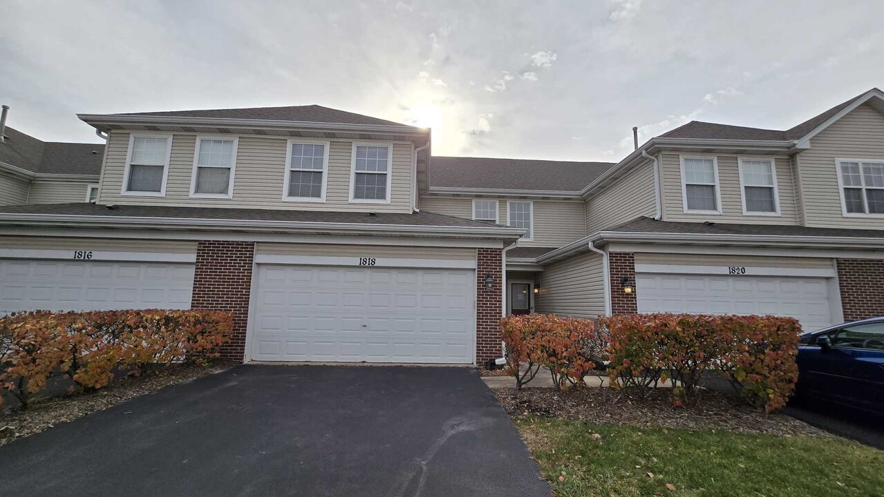 1818 Golden Gate Ln in Naperville, IL - Building Photo