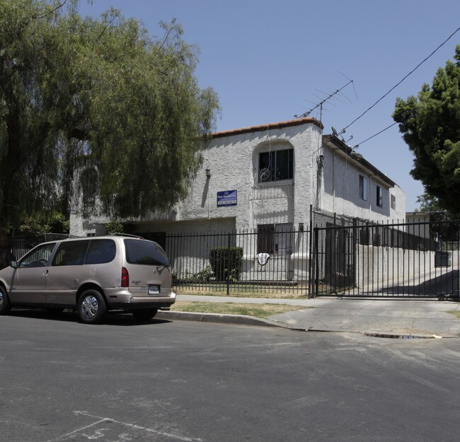 6934 RADFORD AV in North Hollywood, CA - Foto de edificio - Building Photo