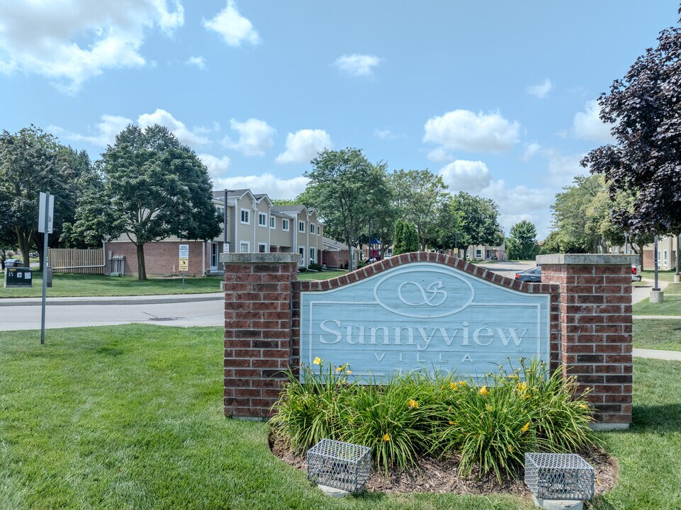 Sunnyview Villa in Kitchener, ON - Building Photo