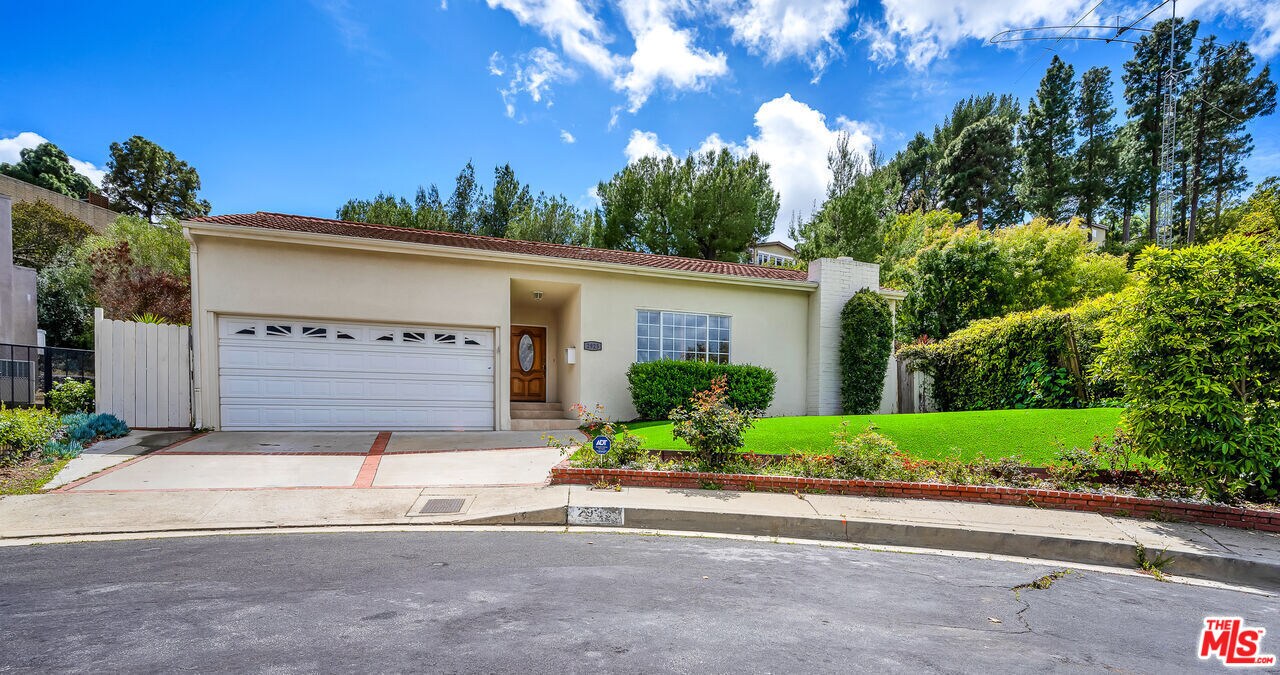 2925 Dona Susana Dr in Los Angeles, CA - Building Photo