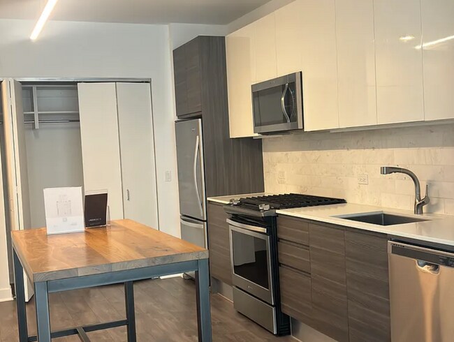 property at 225 W Hubbard St