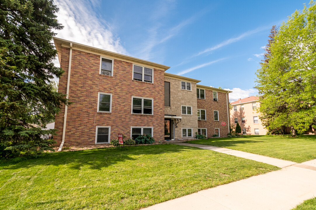 Larpenteur Villas in Falcon Heights, MN - Foto de edificio