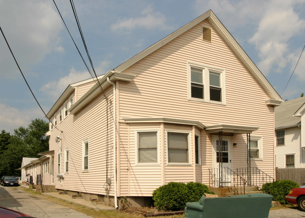 1075 Washington St in Attleboro, MA - Building Photo