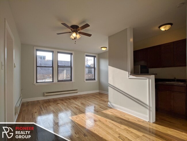 818 W Diversey Pky, Unit E in Chicago, IL - Building Photo - Building Photo