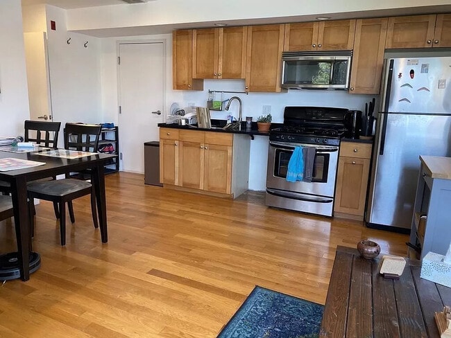2 Beech St, Unit 304 in Cambridge, MA - Building Photo - Building Photo