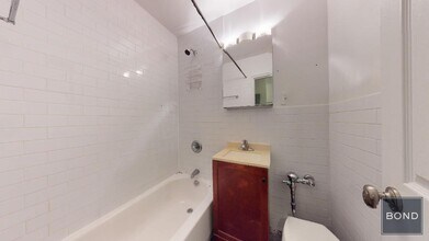 432 E 83rd St in New York, NY - Building Photo - Building Photo