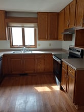 1675 Delta Dr in Neenah, WI - Foto de edificio - Building Photo