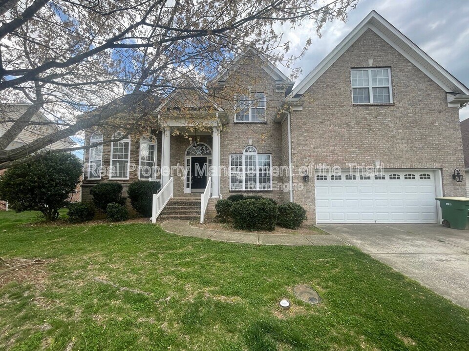 1925 Waterford Village Dr in Clemmons, NC - Building Photo