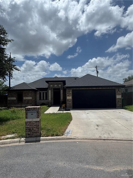 1021 W Oak Ln in Pharr, TX - Building Photo