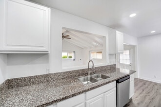 21733 Tuba St in Chatsworth, CA - Building Photo - Building Photo