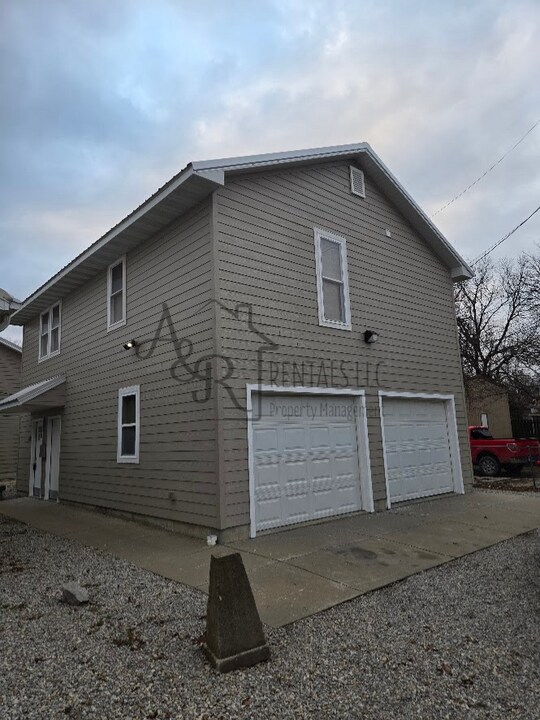 301 E 7th St in Pittsburg, KS - Building Photo