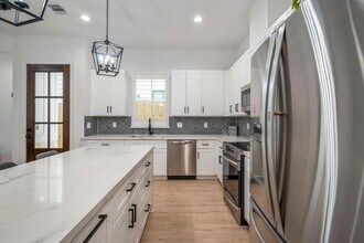 6405 Highland Pine Ln in Houston, TX - Building Photo - Building Photo