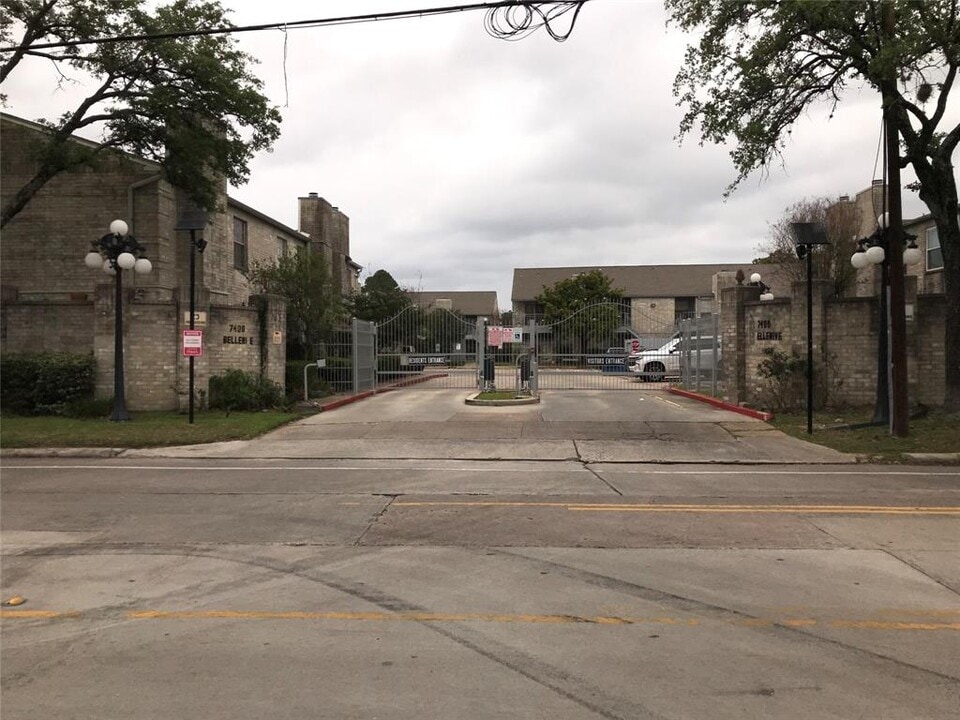 7400 Bellerive Dr Photo