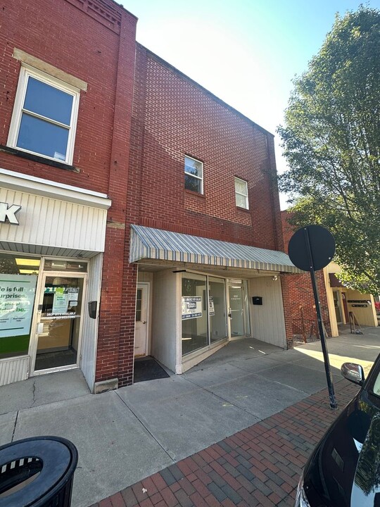 112 S Broad St in Grove City, PA - Building Photo