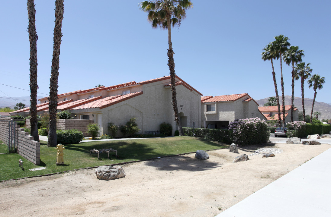 73881 Fred Waring Dr in Palm Desert, CA - Foto de edificio