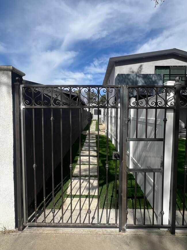 13933 Valerio St in Los Angeles, CA - Building Photo - Building Photo