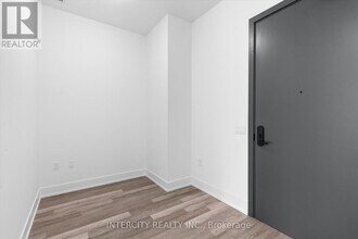 2075 King Rd in King City, ON - Building Photo - Building Photo