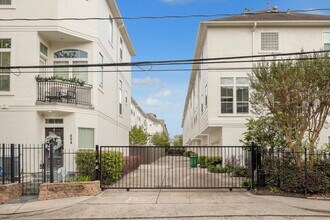 3930 Blossom St in Houston, TX - Building Photo - Building Photo