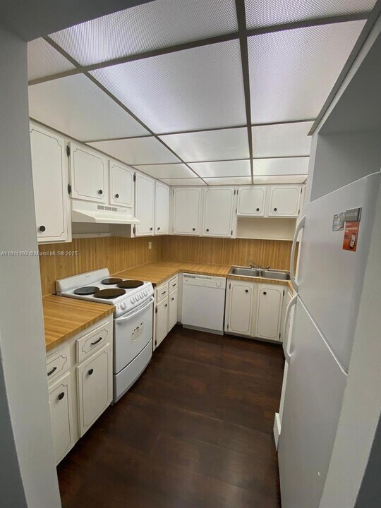6960 Miami Gardens Dr in Hialeah, FL - Building Photo