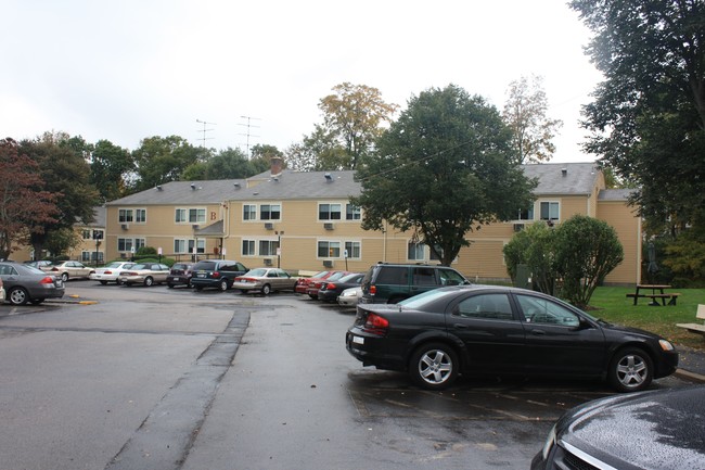 Maple Gardens I in North Providence, RI - Foto de edificio - Building Photo