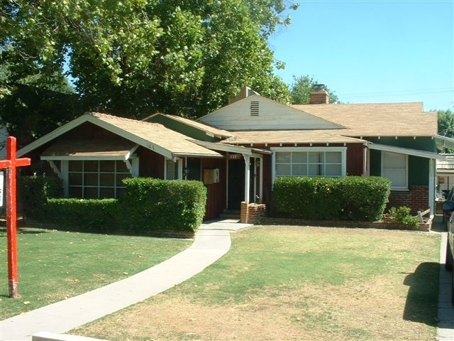 127-131 Douglas St in Bakersfield, CA - Foto de edificio