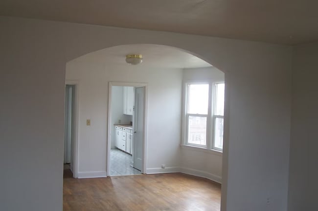 608 Cleveland St-Unit -2 in Eveleth, MN - Foto de edificio - Building Photo