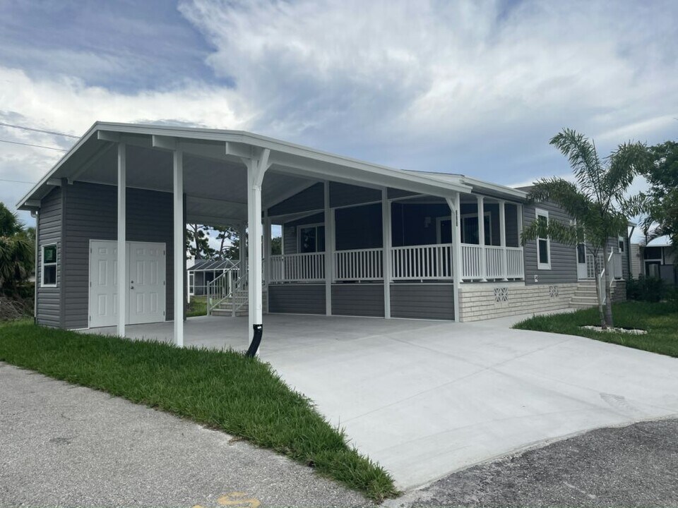 988 Xanadu E in Venice, FL - Building Photo