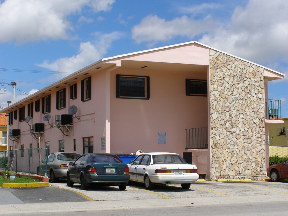 15 W 9th St in Hialeah, FL - Building Photo