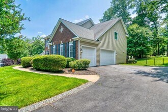 9045 John Sutherland Ln in Lorton, VA - Building Photo - Building Photo