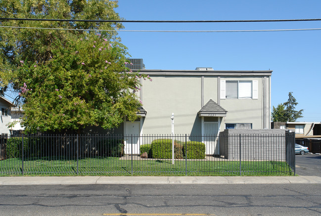 Edison Court in Sacramento, CA - Foto de edificio - Building Photo