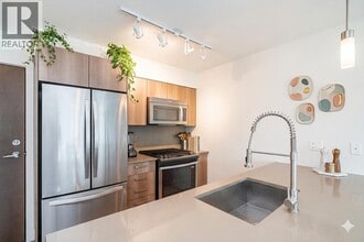 7058 14th Ave in Burnaby, BC - Building Photo - Building Photo