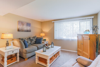 Edgebrook Estates in Cheektowaga, NY - Building Photo - Interior Photo