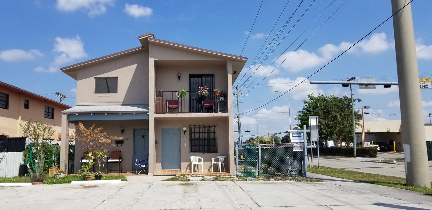 595 E 8th St in Hialeah, FL - Building Photo