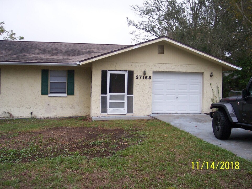 27168 Wakefield Dr in Brooksville, FL - Building Photo