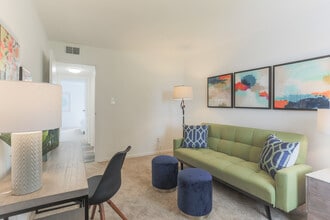 The Hamptons Apartments in Virginia Beach, VA - Building Photo - Interior Photo