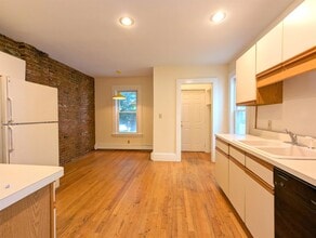 17 Howe St in Somerville, MA - Building Photo - Building Photo