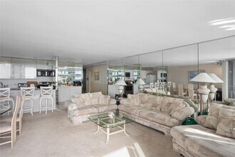 265 Dune Rd in Westhampton Beach, NY - Foto de edificio - Building Photo